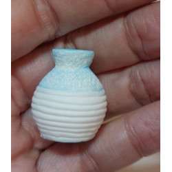 Poupée Licca. Vase moderne. Bleu