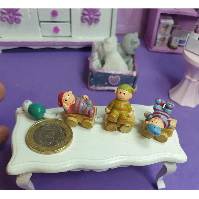 Maisons de poupées 1:12 JOUETS. Train miniature avec des poupées