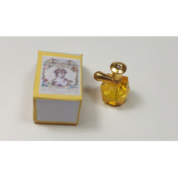 Maison de poupée 1:12. Parfum miniature avec boîte. jaune