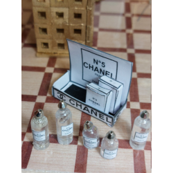 Casa de muñecas 1:12. Expositor con botellas de perfume y cajas. CHANEL