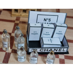 Casa de nines 1:12. Expositor GRAN amb ampolles de perfum i caixes. CHNEL
