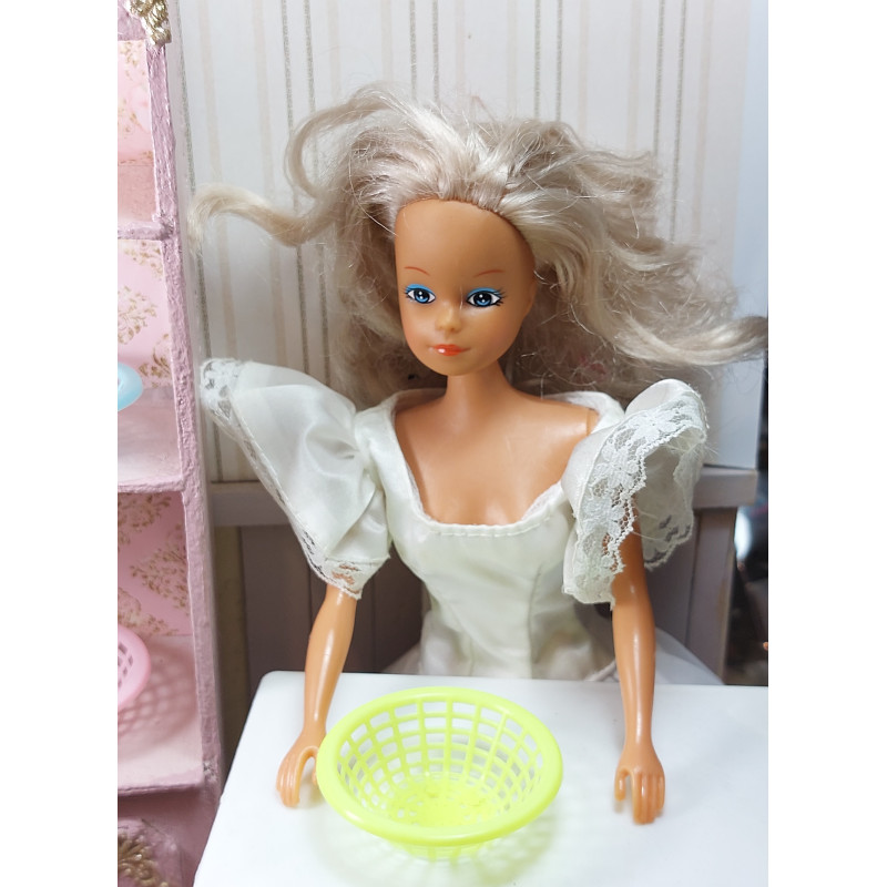 1:6 .Barbie dolls. Round kitchen drainer