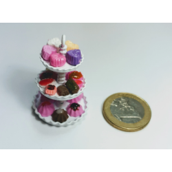 Menjar miniatura. 1:12 Font amb assortiment de pastissets