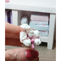Échelle de poupées 1:6. Vase avec roses blanches.