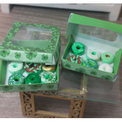 Muñecas escala 1:6 . Dos cajas de donuts. Verdes
