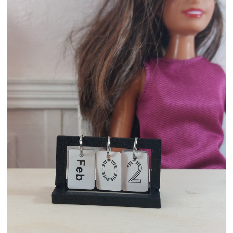 Muñecas 1:6 . Barbie. Calendario de sobremesa