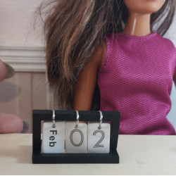 Muñecas 1:6 . Barbie. Calendario de sobremesa