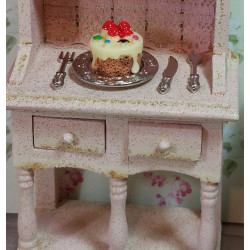 Maison de poupée 1:12. Gâteau avec couverts.